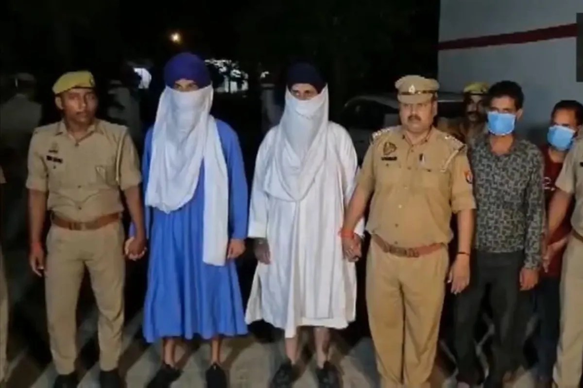 पुलिस की गिरफ्त में आरोपी, फोटो सोर्स- X वीडियो ग्रैब