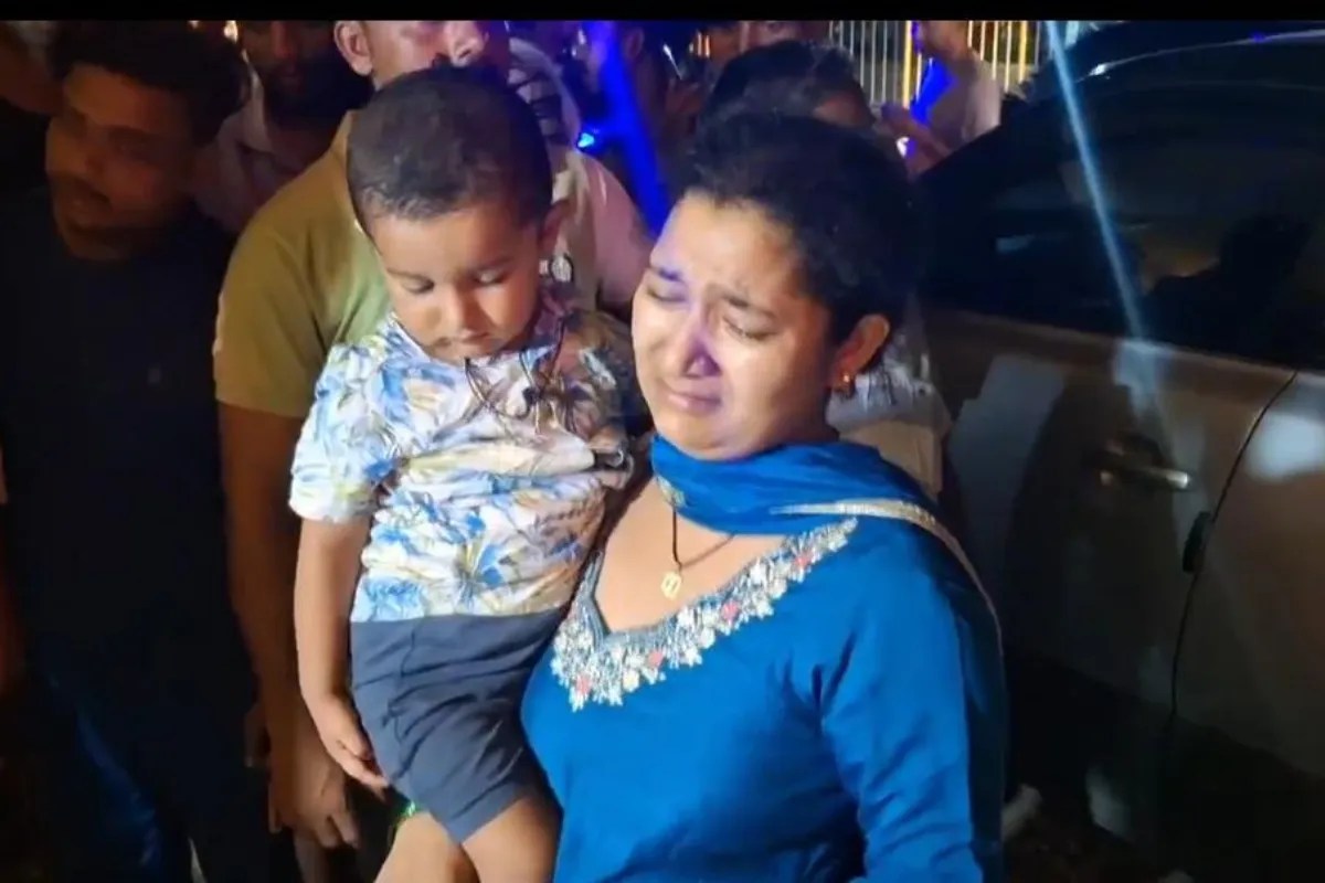 रोती बिलखती पत्नी, फोटो सोर्स- X वीडियो ग्रैब