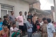 घर के सामने लगी अपनों की भीड़, फोटो सोर्स- पत्रिका