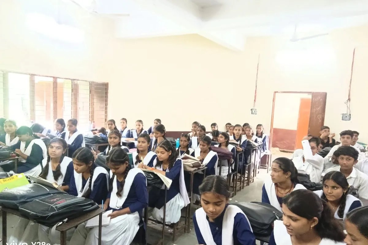 10 rooms for 700 students, three students to a bench