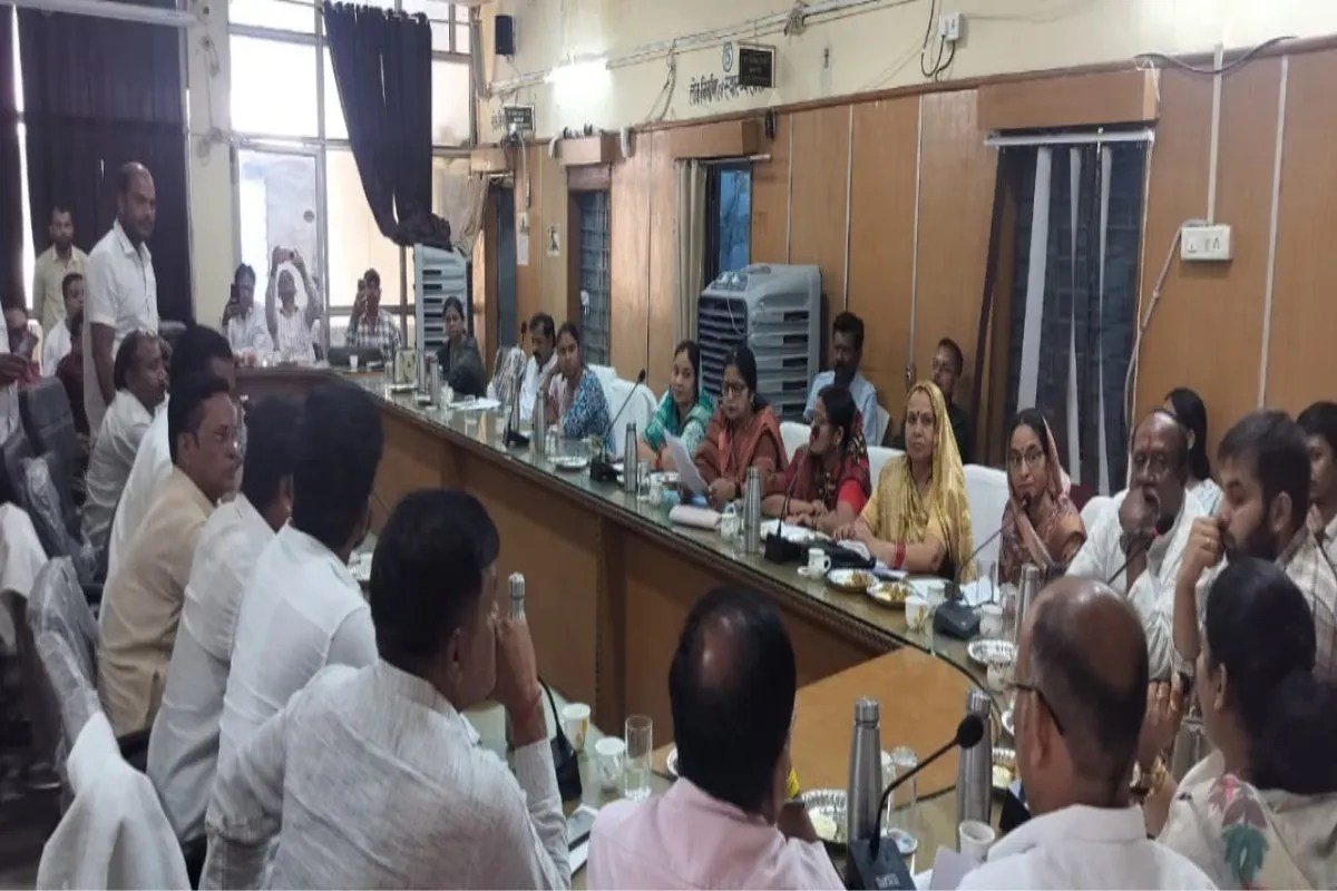 Municipality meeting turns into a battleground: Uproar over sanitation, corruption, and statue dispute