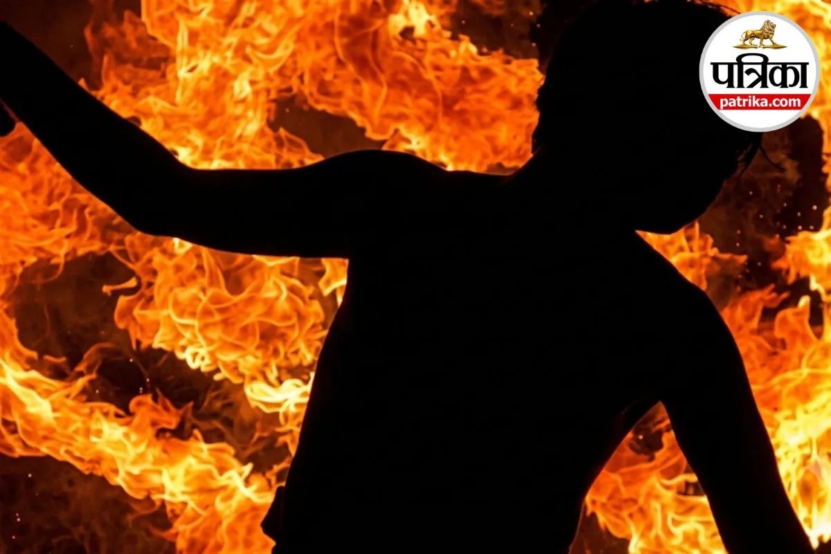 Varanasi News Manduadih News Love Affair Case Petrol Self Immolation