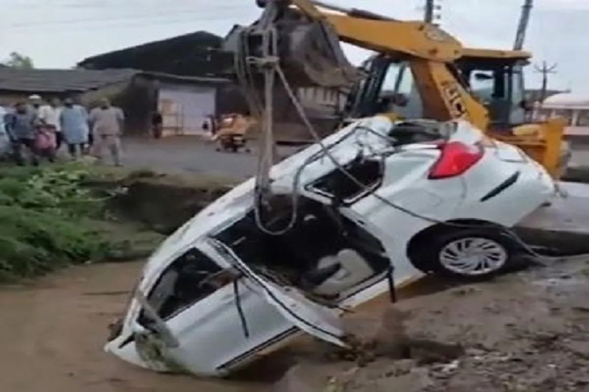 Car Swept Away in Dongi River, Bhavnagar; 8 People Rescued