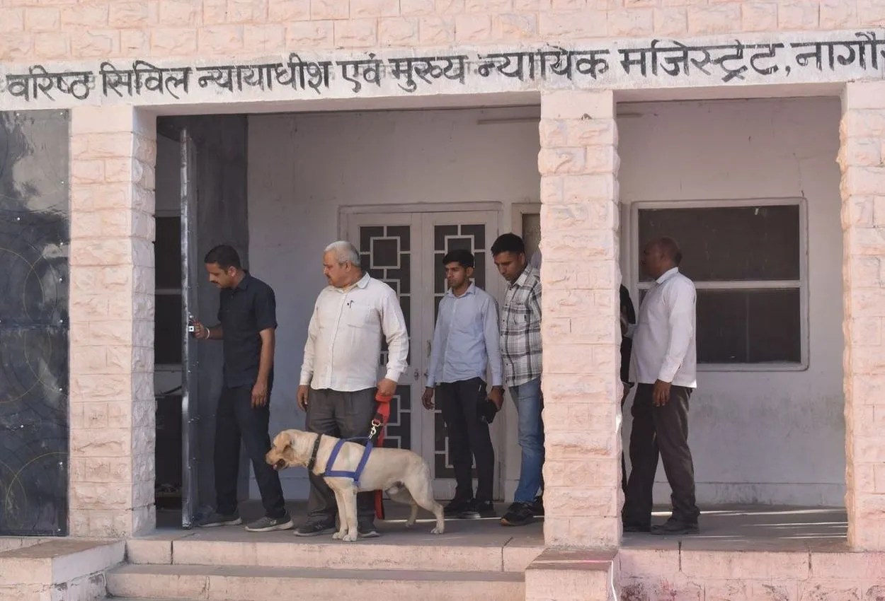 गत 13 जुलाई को बम से उड़ाने की धमकी मिलने के बाद नागौर न्यायालय परिसर की जांच करते सुरक्षा अधिकारी।