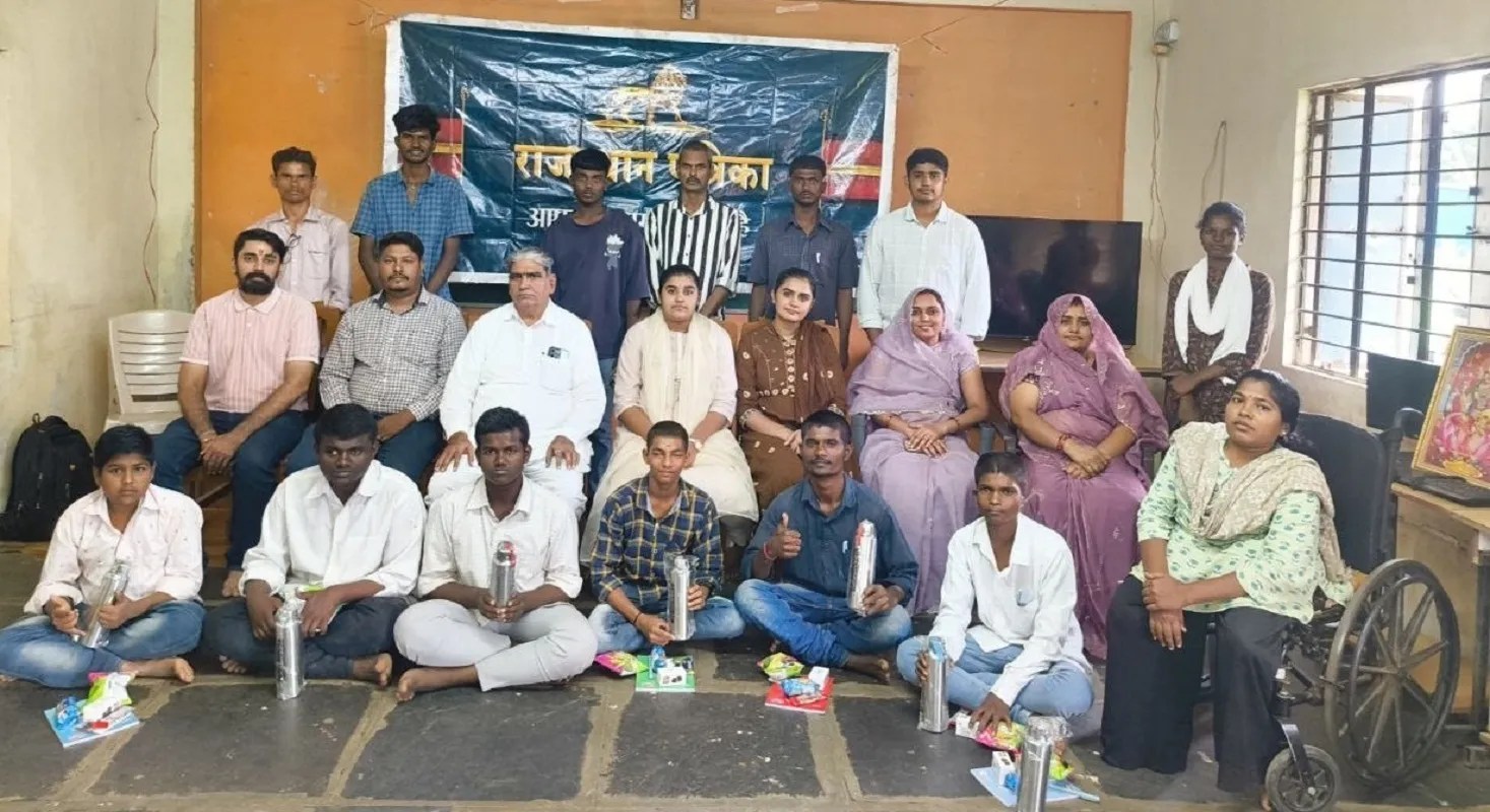 तस्वीर सिर्फ एक समारोह की नहीं, बल्कि उन मुस्कानों की है जिन्हें गुरु पूर्णिमा पर मिला सम्मान, स्नेह और अपनापन।