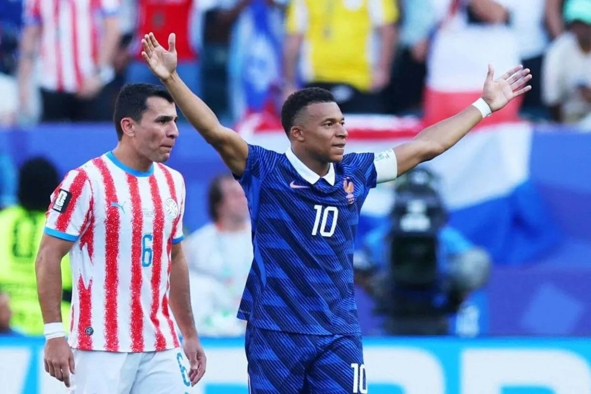 France defeats Paraguay