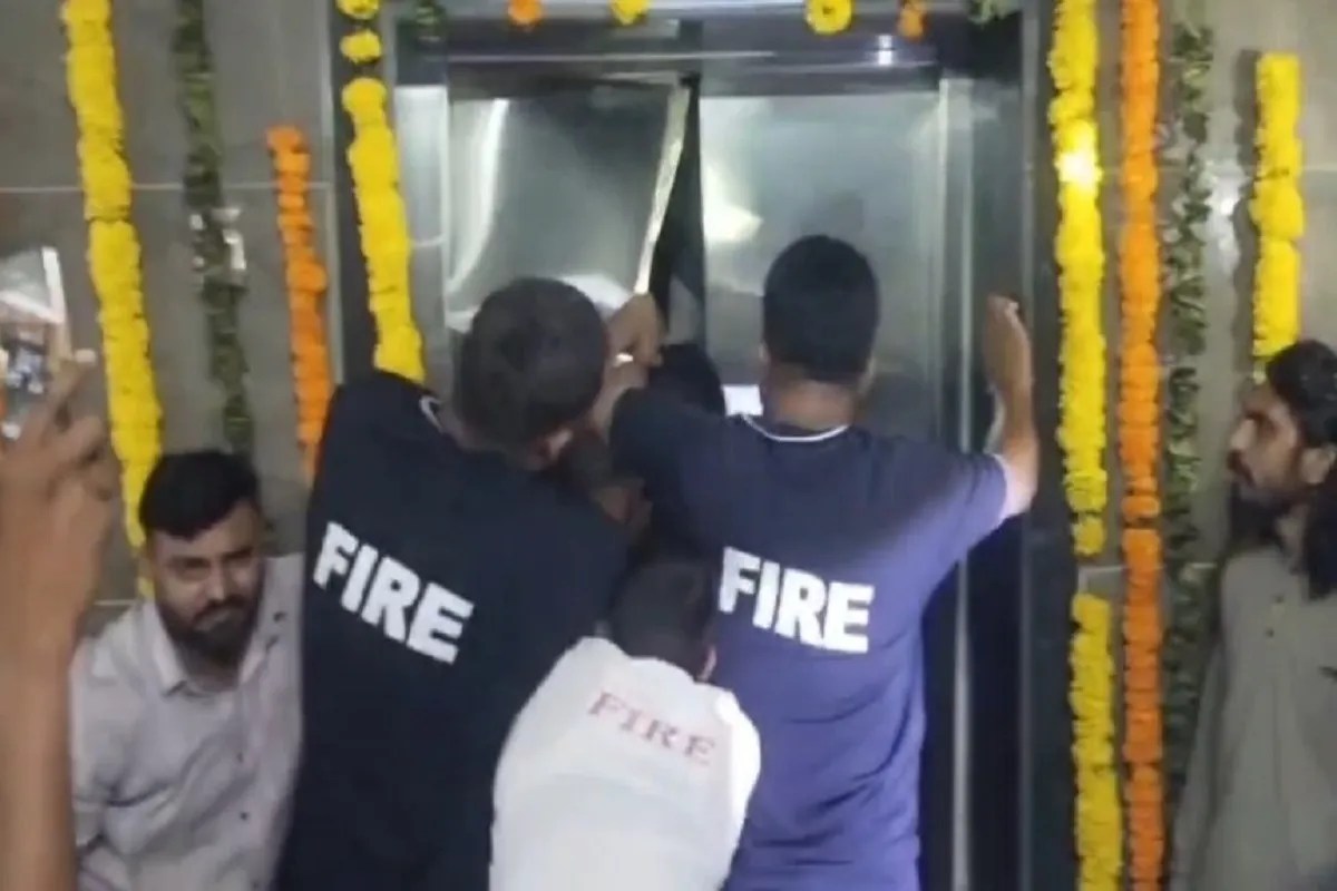6 Passengers Trapped in Malfunctioning Lift at Godhra Railway Station