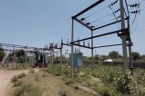 अमरपुरा के जीएसएस में उगी झाडि़यां