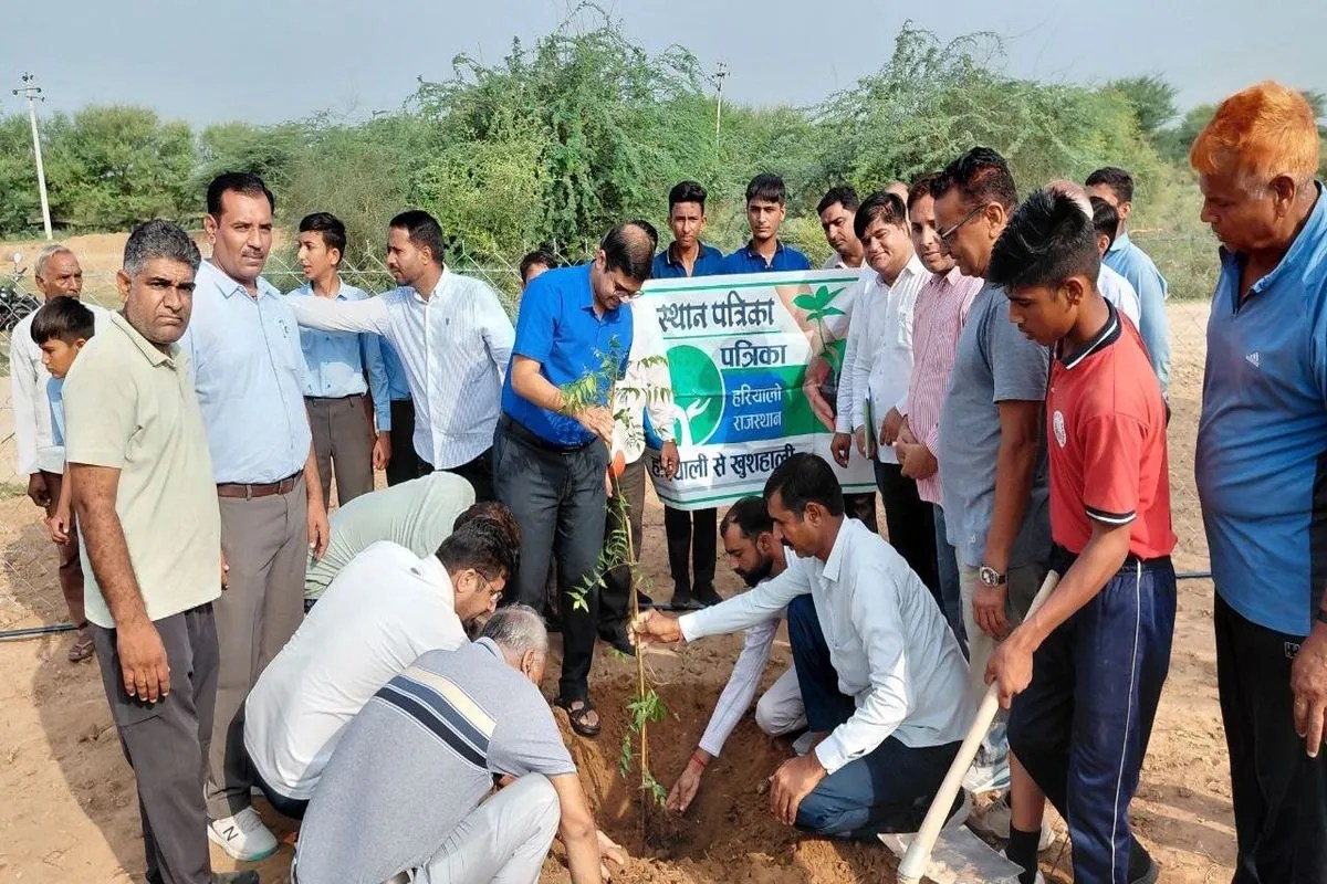अल्पसंख्यक आवासीय विद्यालय में पौधरोपण करते जिला कलक्टर व अन्य