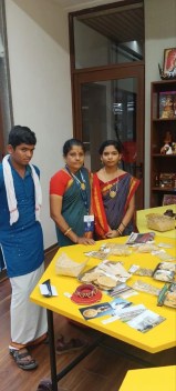 गुजरात के वडनगर में आयोजित कार्यक्रम में कर्नाटक के उत्तर कन्नड़ जिले के मुंडगोड तालुक की छात्रा भाग्यलक्ष्मी बसवराज बिसनल्ली एवं छात्र मंजूनाथ कल्लप्पा कोरावर के साथ शारीरिक शिक्षा शिक्षिका यल्लुबाई पाटील।