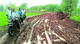 प्रधानमंत्री ग्राम सड़क योजना के तहत हो रहे निर्माण कार्यों की पोल खुल गई है। मोंगरी से भाठापारा तक 1.80 किमी सड़क के निर्माण में अनियमितता और गुणवत्ताहीन काम सामने आया है।