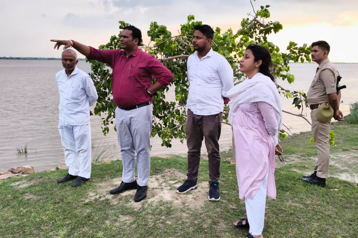 प्रशासन ने संभावित बाढ़ को देखते हुए किया निरीक्षण फोटो सोर्स सूचना विभाग