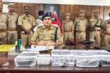 प्रेस वार्ता करते ASP पकड़े गए आरोपी फोटो सोर्स पुलिस मीडिया सेल
