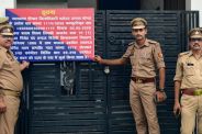 मकान पर नोटिस चस्पा करती पुलिस फोटो सोर्स पुलिस मीडिया सेल