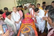 पूर्व मंत्री को श्रद्धांजलि देते बृजभूषण सिंह फोटो सोर्स फेसबुक अकाउंट बृजभूषण सिंह