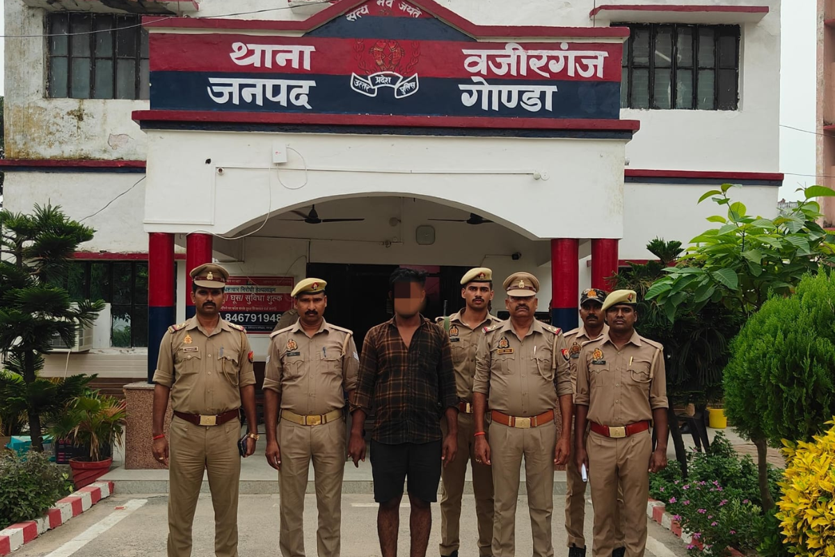 पकड़े गए आरोपों के साथ पुलिस टीम फोटो सोर्स पुलिस मीडिया सेल