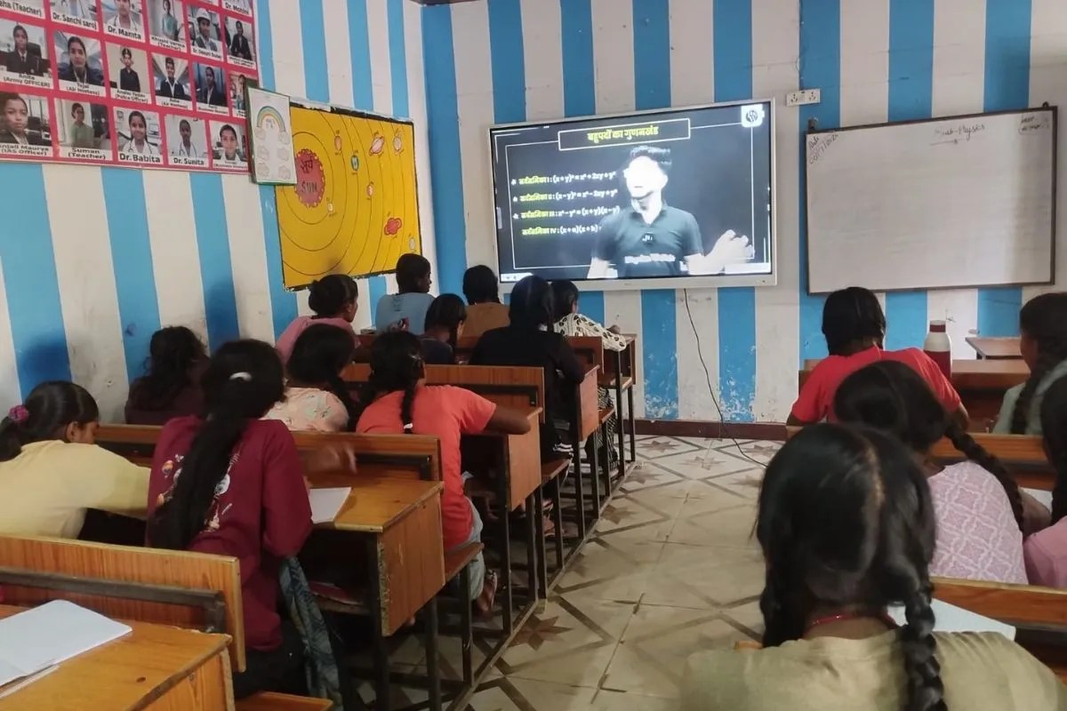 कक्षा में पढ़ती छात्राएं फोटो सोर्स सूचना विभाग