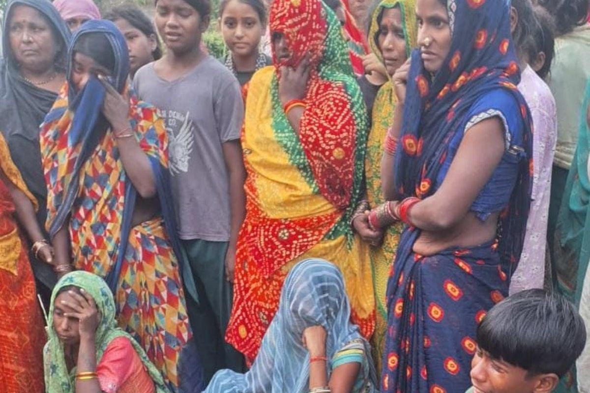 घटना के बाद जुटे लोग फोटो सोर्स पत्रिका