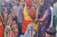 घटना के बाद जुटे लोग फोटो सोर्स पत्रिका