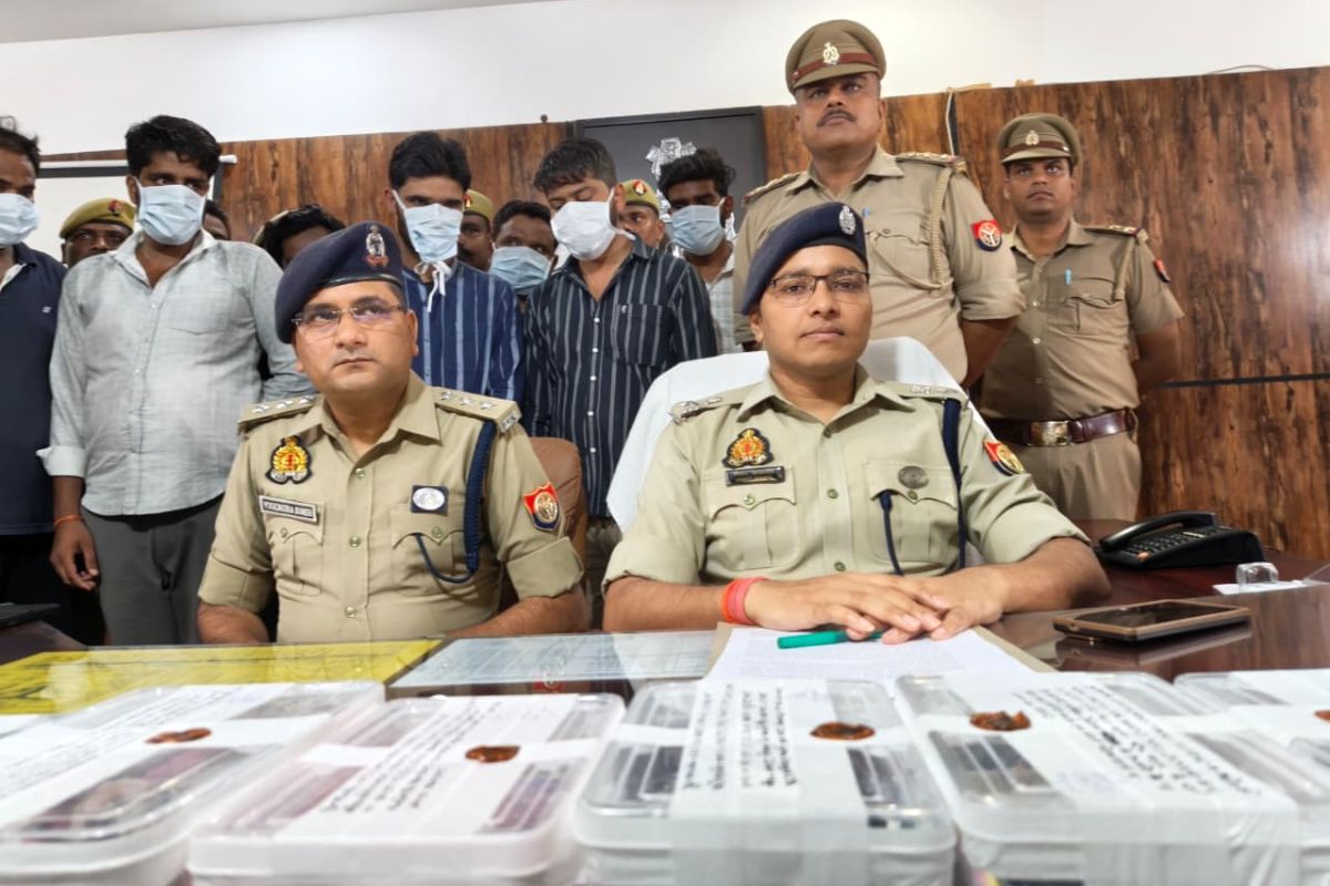 प्रेस वार्ता करते एसपी पकड़े गए आरोपी फोटो सोर्स पुलिस मीडिया सेल