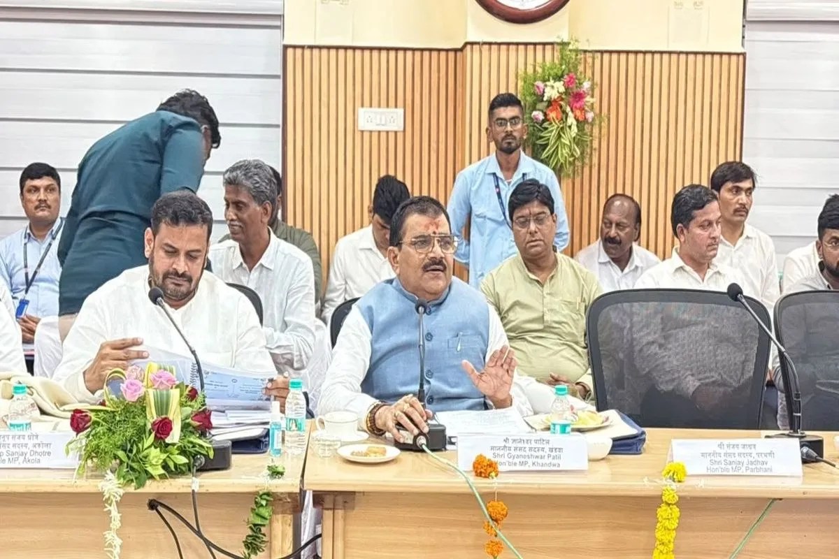 नांदेड़ रेल मंडल कार्यालय में आयोजित सांसदों की बैठक