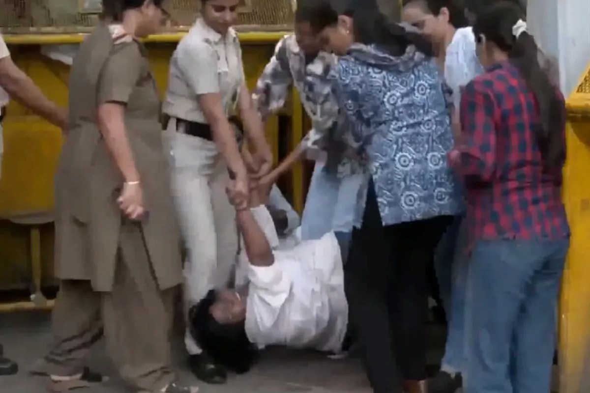 Protesters being removed from the Jantar Mantar protest site