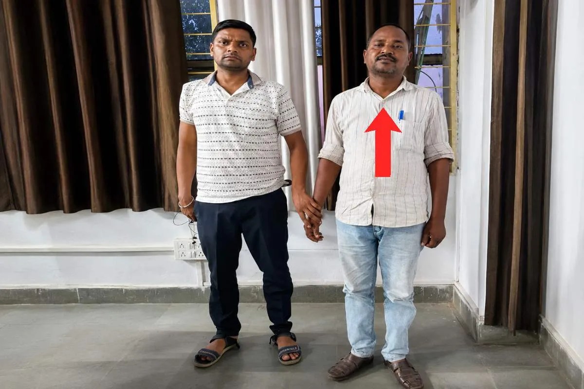 वनपाल ने मांगी 2 लाख रुपये रिश्वत, रीवा में लोकायुक्त की बड़ी कार्रवाई | Forest Guard Bribe Lokayukta Trap 2 Lakh Demand वनपाल ने मांगी 2 लाख रुपये रिश्वत, रीवा में लोकायुक्त की बड़ी कार्रवाई | Forest Guard Bribe Lokayukta Trap 2 Lakh Demand