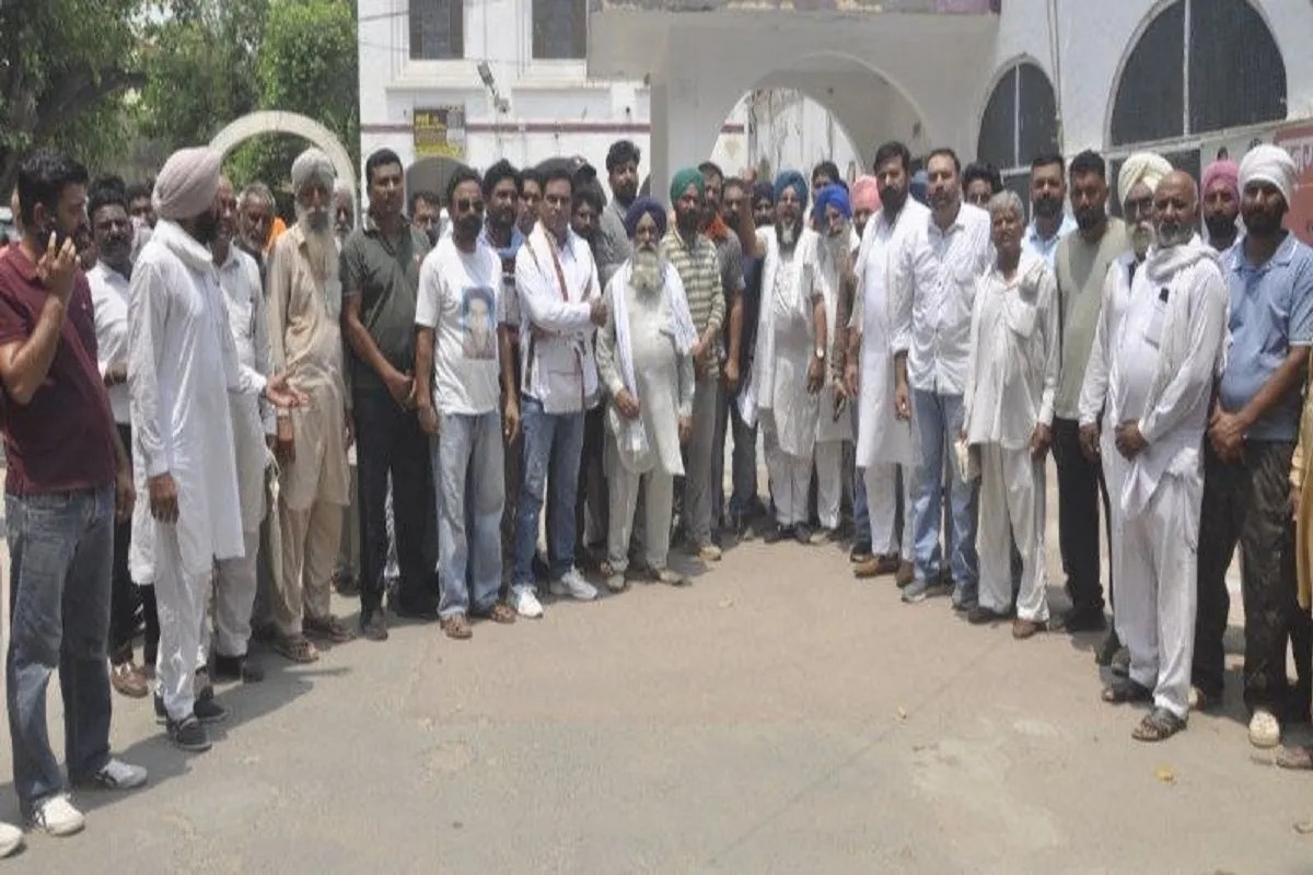 Sri Ganganagar: People from rural areas protesting at the Collectorate due to the disruption of electricity supply