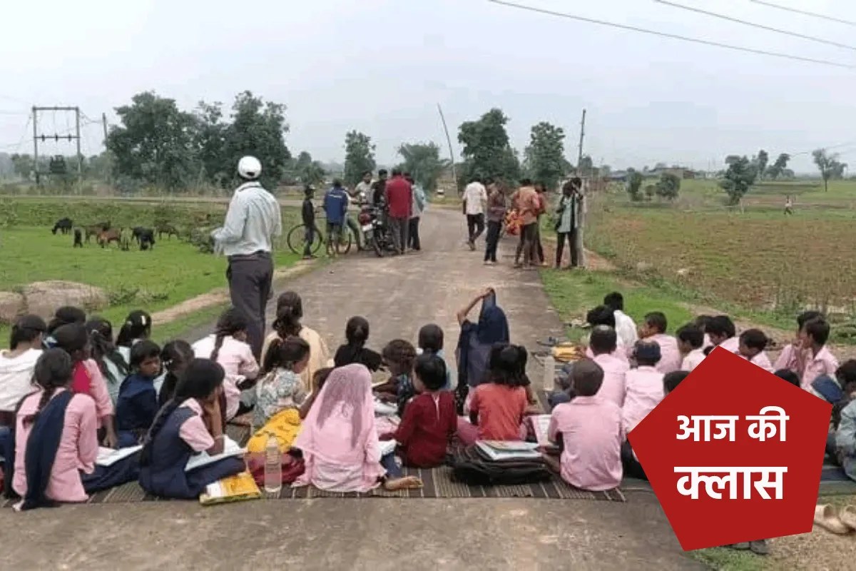 Teachers hold classes on road