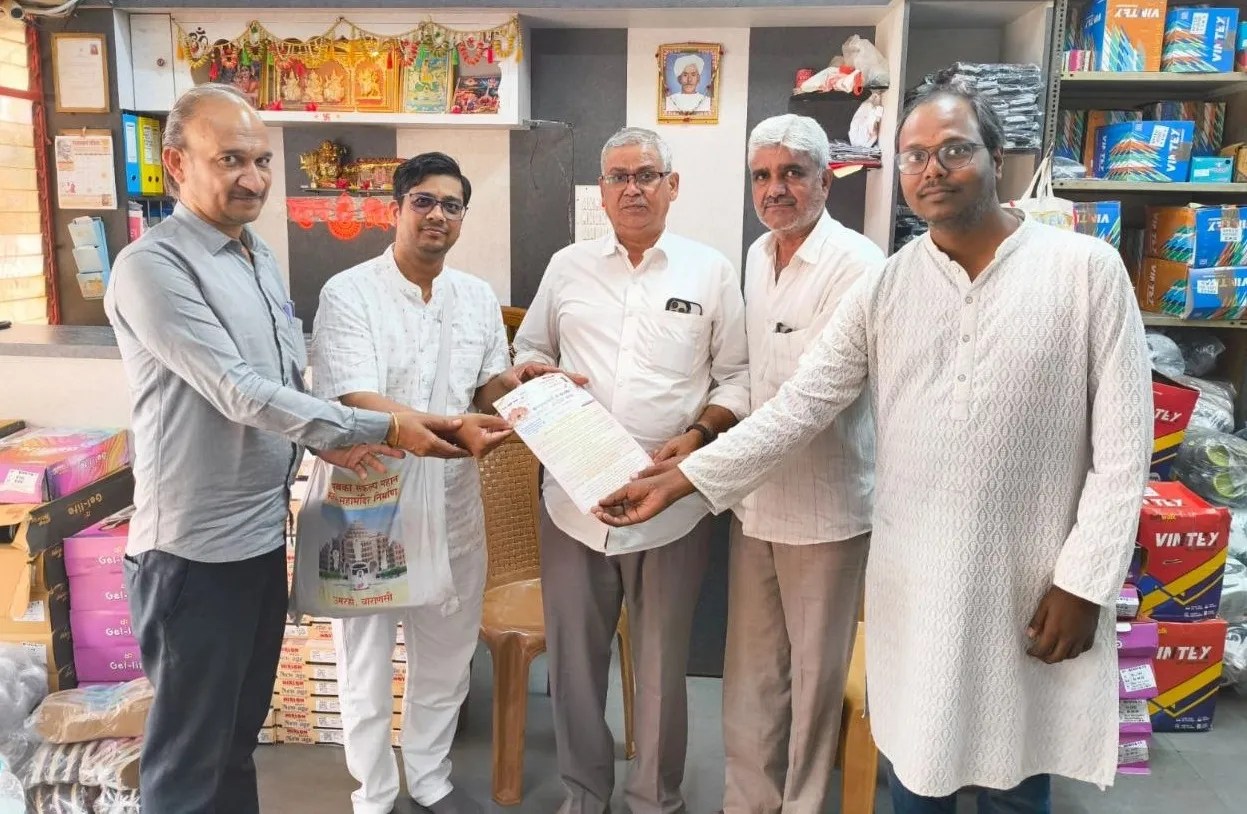 स्वर्वेद संदेश यात्रा का निमंत्रण देते श्री बाबा रामदेव मरुधर सेवा संघ हुब्बल्ली के पदाधिकारी।