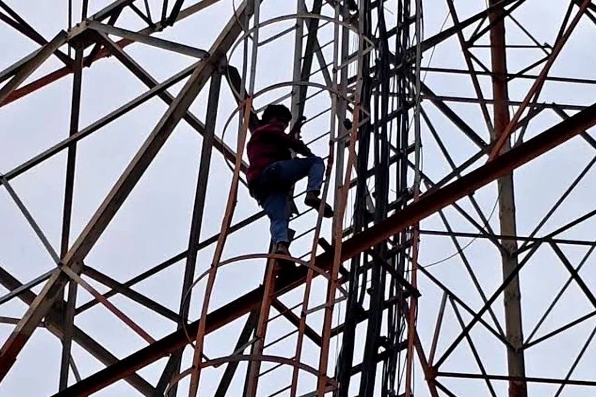 Husband Climb 130 Foot Tower