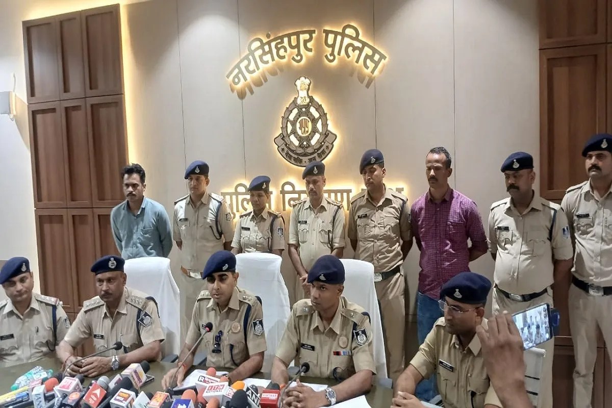 जिले के गोटेगांव थाना क्षेत्र में 8 वर्षीय एक बालिका का अपहरण कर 22 वर्षीय युवक ने जंगल में ले जाकर बलात्कार किया और फिर बेरहमी से गला घोंटकर उसकी हत्या कर दी। पुलिस ने आरोपी को गिरफ्तार कर लिया है