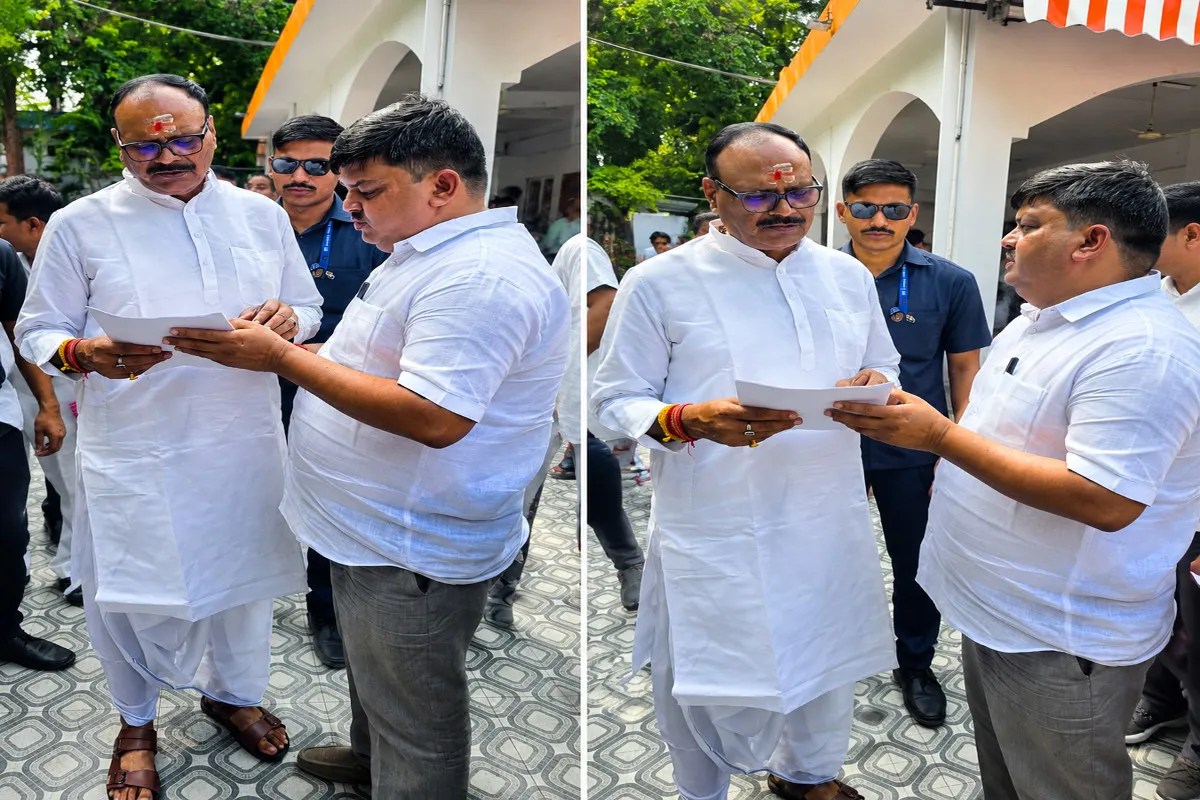 संविदा कर्मचारियों की समस्याओं पर चर्चा के दौरान उपमुख्यमंत्री को ज्ञापन सौंपते संघ के प्रतिनिधि (फोटो सोर्स : भाषा संवाद WhatsApp News Group)