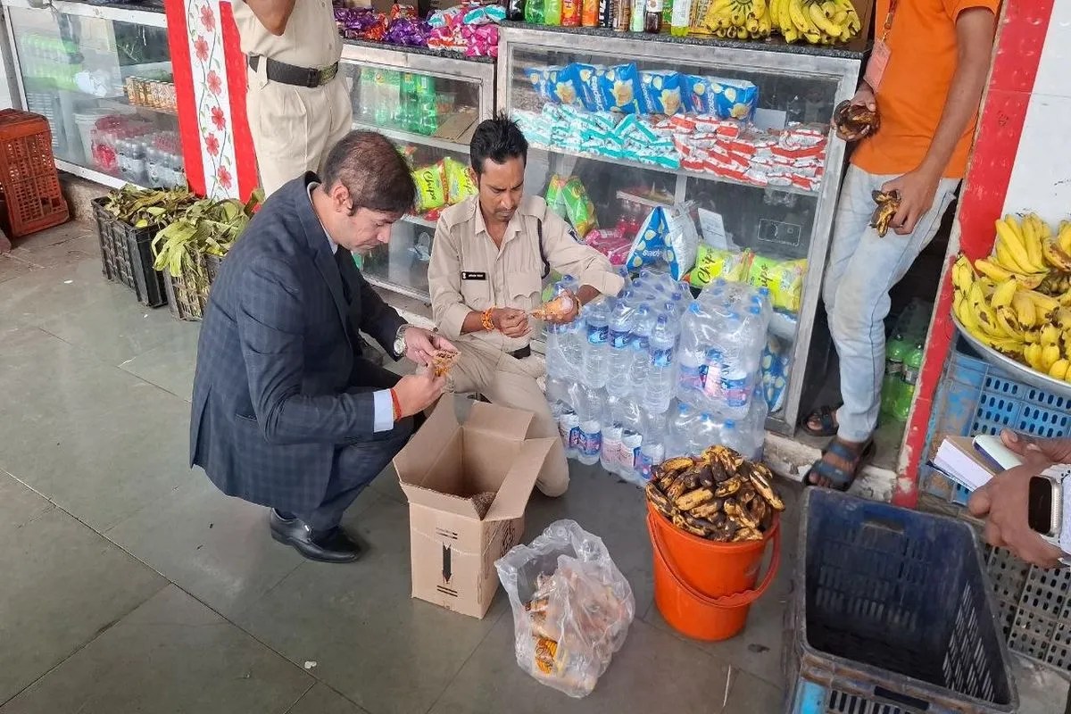 फूड ट्रेक प्लाजा में फफूंद लगे हुए क्रीम रोल
