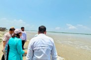 बाढ़ प्रभावित क्षेत्र का निरीक्षण, फोटो सोर्स- X फर्रुखाबाद डीएम