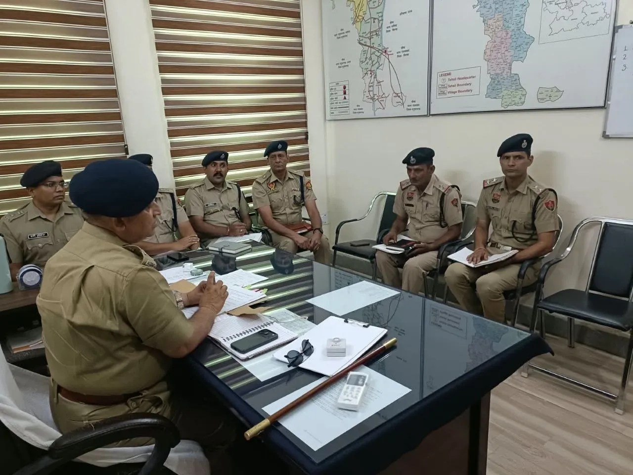 बैठक में पुलिस अधिकारियों को दिशा-निर्देश देते आईजी ओमप्रकाश