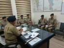 बैठक में पुलिस अ​धिकारियों को दिशा-निर्देश देते आईजी ओमप्रकाश 