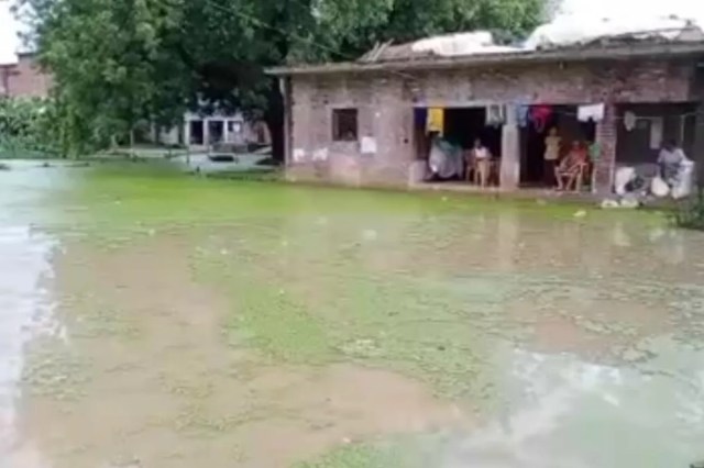 बाढ़ के पानी से मुसीबत बढ़ी, फोटो सोर्स- पत्रिका