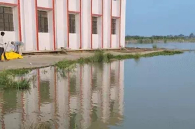 राहत शिविर तक पहुंचा बाढ़ का पानी, फोटो सोर्स- पत्रिका