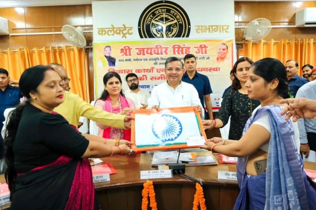 राहत सामग्री देते प्रभारी मंत्री, फोटो सोर्स- X डीएम फर्रुखाबाद