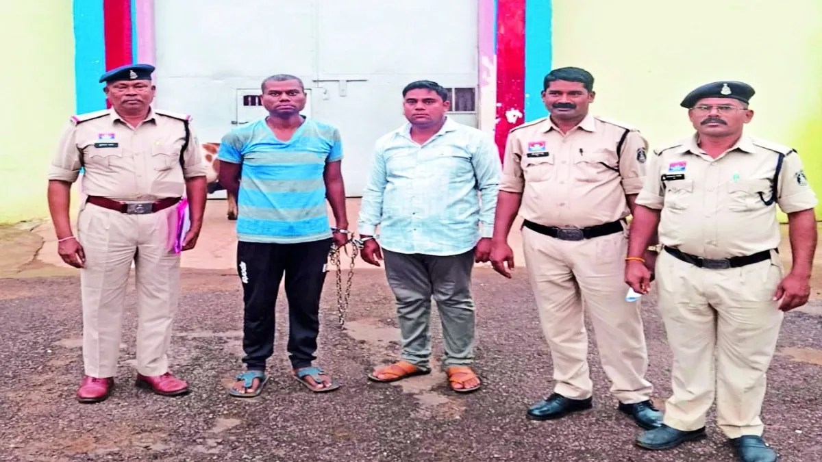 बाजार मूल्य से अधिक कीमत देने का किसानों को लालच देकर चना, लाखड़ी, बटरी खरीदकर भुगतान आरोपी ने नहीं किए। जिसकी शिकायत किसानों ने गुरुर थाने में की है। शिकायत के बाद पुलिस ने दो आरोपी को गिरफ्तार किया है।