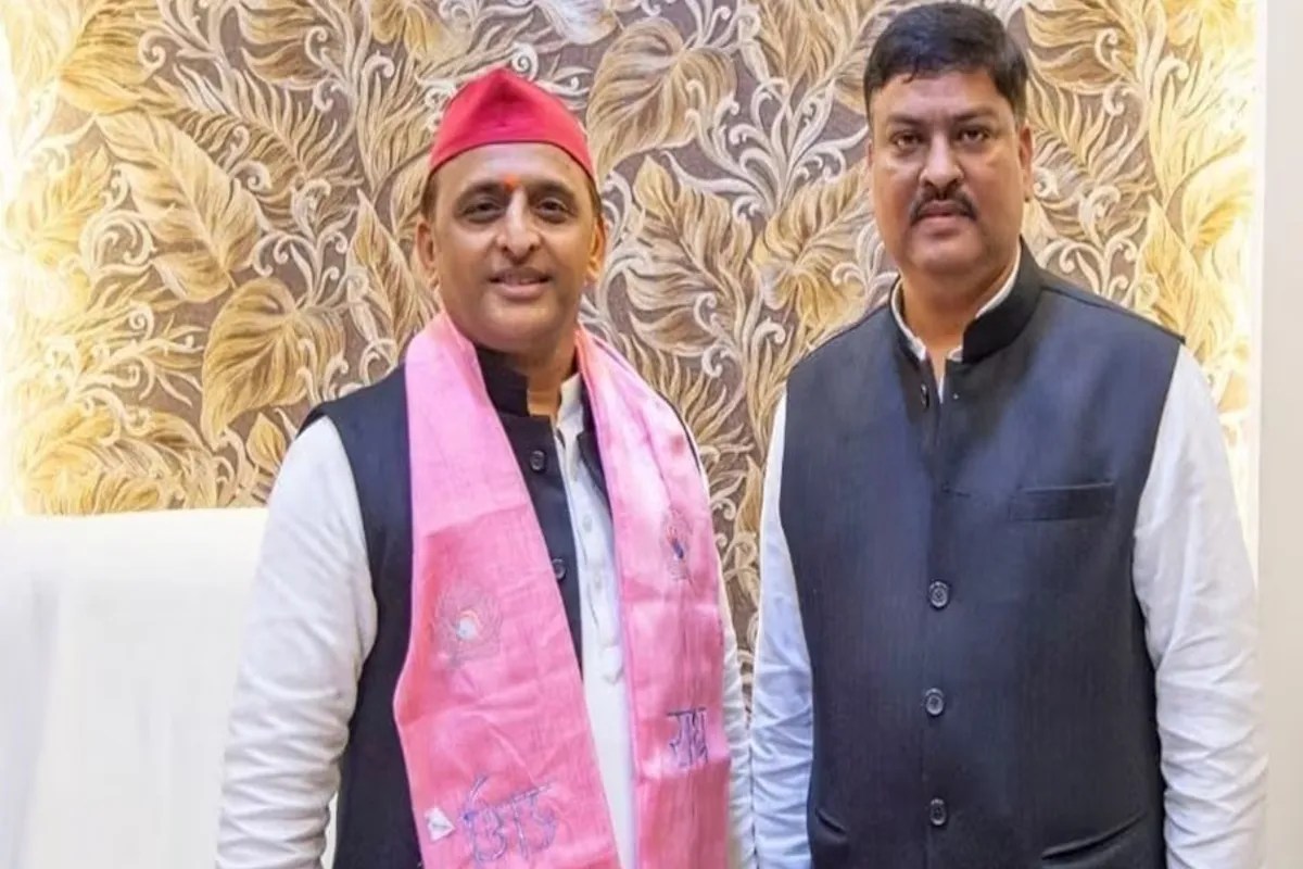 Akhilesh Yadav Pawan Pandey