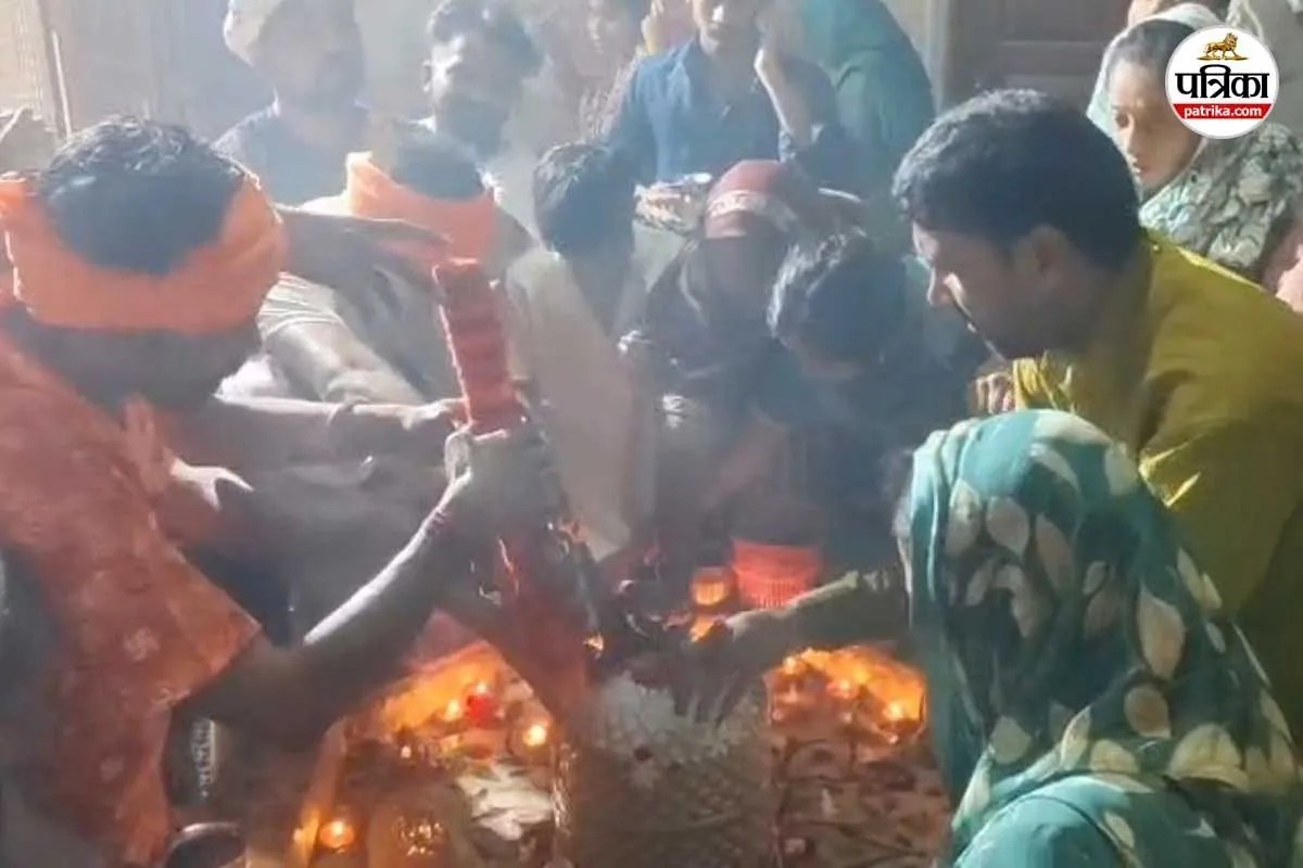 प्राचीन मंदिरों में उमड़ी भीड़