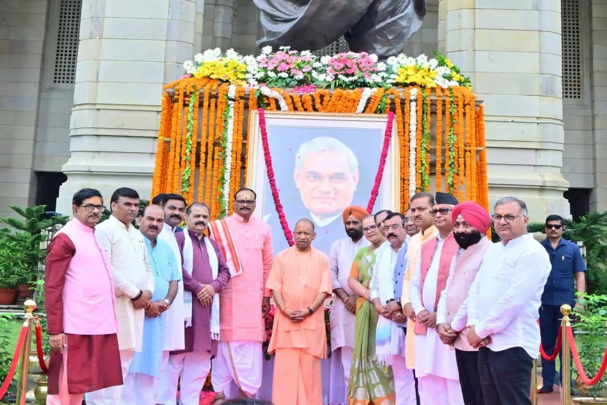 लोकभवन में अटल बिहारी वाजपेयी को श्रद्धांजलि देने के दौरान मौजूद मुख्यमंत्री योगी आदित्यनाथ और भाजपा नेता (फोटो सोर्स : भाषा संवाद WhatsApp News Group)