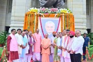 लोकभवन में अटल बिहारी वाजपेयी को श्रद्धांजलि देने के दौरान मौजूद मुख्यमंत्री योगी आदित्यनाथ और भाजपा नेता (फोटो सोर्स : भाषा संवाद WhatsApp News Group)