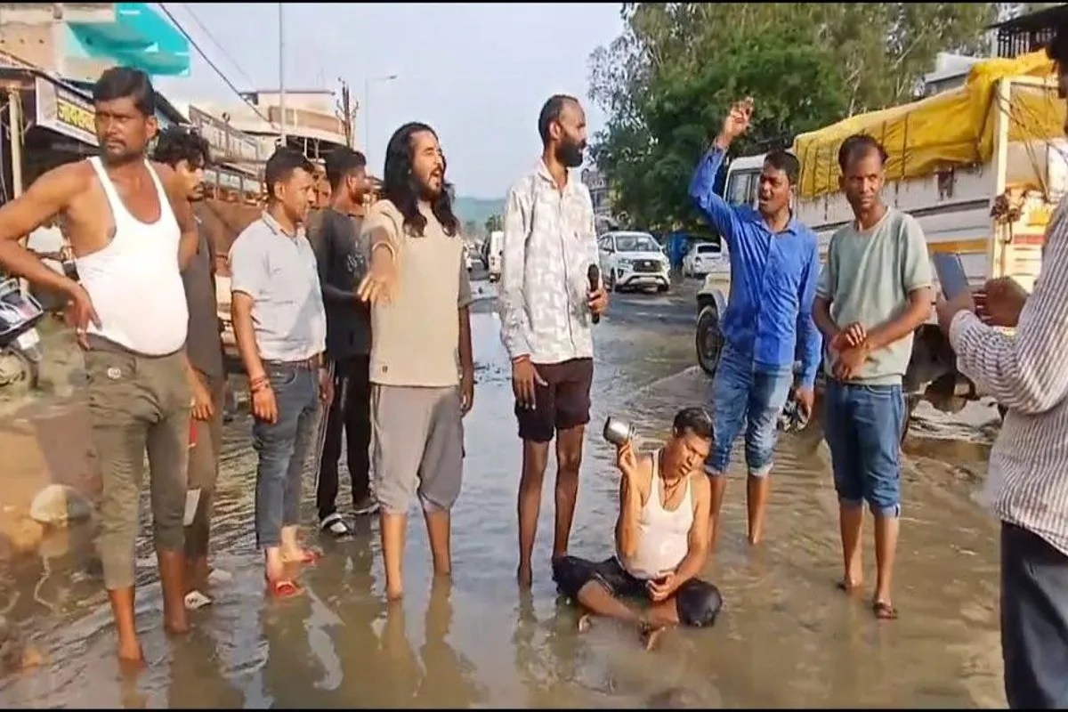 Bathing on the Ambikapur road