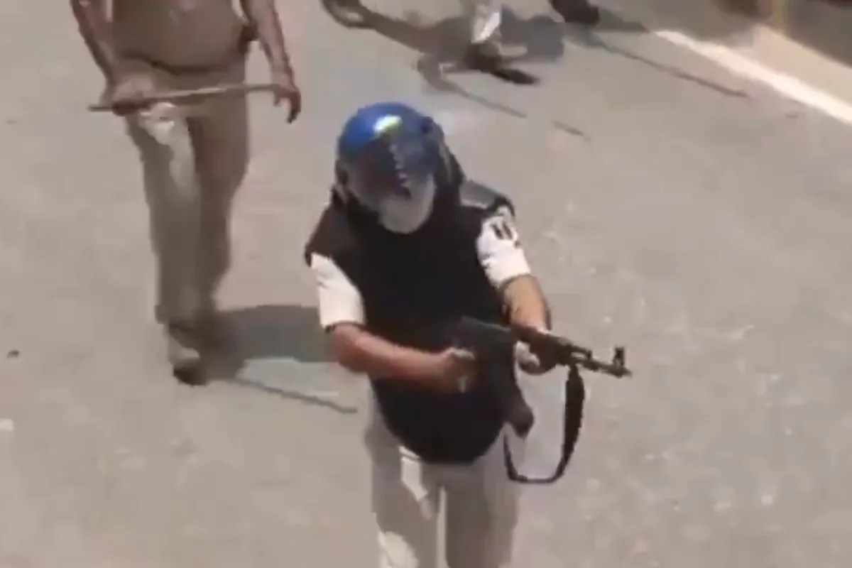Siwan SP Puran Kumar Jha, Puran Kumar Jha Removed, Bihar Student Protest, Siwan Student Protest, AK-47 Firing Siwan, Siwan AK-47 Firing, Bihar Police Action, Siwan SP Transfer,