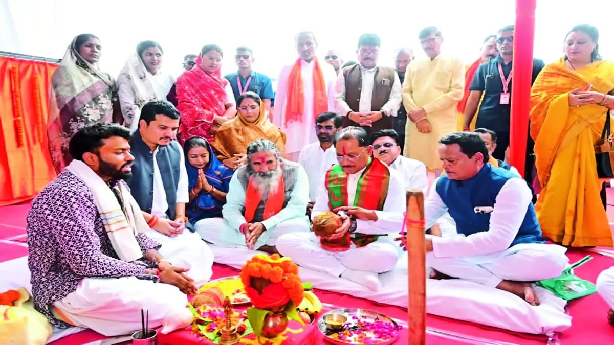 मुख्यमंत्री मंगलवार 25 अगस्त को डौंडीलोहारा के लाल रघुवीर सिंह मिनी स्टेडियम पहुंचे, जहां पर 102 करोड़ रुपए से अधिक के विकास कार्यों का भूमिपूजन व लोकार्पण किया। साथ महिलाओं के खाते में 631 करोड़ रुपए महतारी वंदन योजना की राशि ट्रांसफर की।