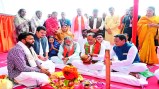 मुख्यमंत्री मंगलवार 25 अगस्त को डौंडीलोहारा के लाल रघुवीर सिंह मिनी स्टेडियम पहुंचे, जहां पर 102 करोड़ रुपए से अधिक के विकास कार्यों का भूमिपूजन व लोकार्पण किया। साथ महिलाओं के खाते में 631 करोड़ रुपए महतारी वंदन योजना की राशि ट्रांसफर की।