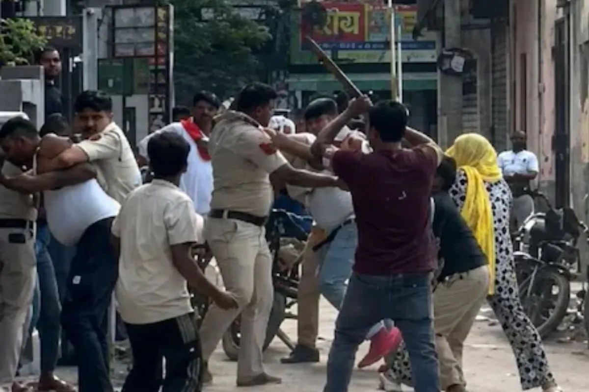 police attacked in Delhi